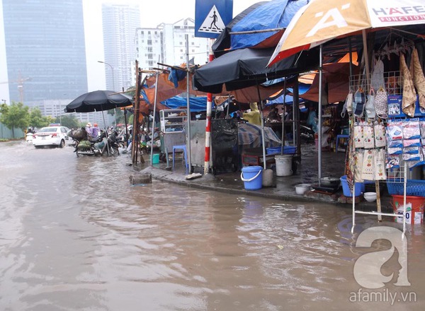 Ảnh hưởng từ bão số 2 sớm: Hà Nội mưa to, ngập lụt hầu hết các tuyến đường 1