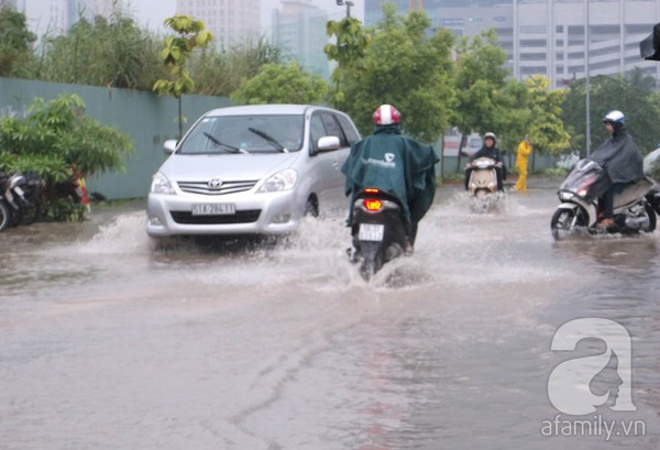 Ảnh hưởng từ bão số 2 sớm: Hà Nội mưa to, ngập lụt hầu hết các tuyến đường 2
