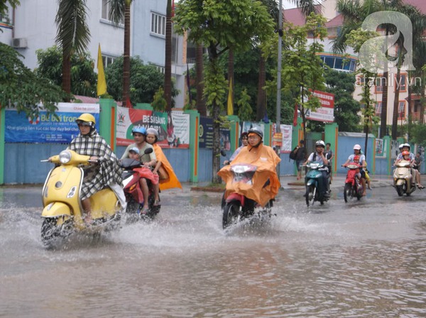 Ảnh hưởng từ bão số 2 sớm: Hà Nội mưa to, ngập lụt hầu hết các tuyến đường 3