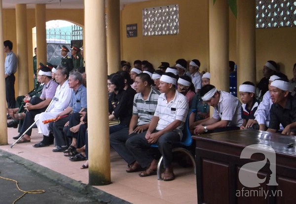 Mẹ già, con thơ khóc ngất trong lễ tiễn biệt chiến sĩ thứ 19 hi sinh trong vụ rơi máy bay 10