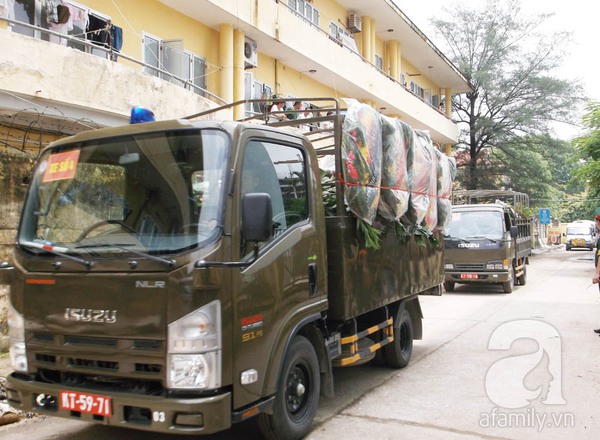 Mẹ già, con thơ khóc ngất trong lễ tiễn biệt chiến sĩ thứ 19 hi sinh trong vụ rơi máy bay 20