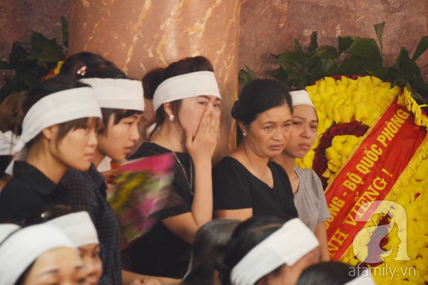 Mẹ già, con thơ khóc ngất trong lễ tiễn biệt chiến sĩ thứ 19 hi sinh trong vụ rơi máy bay 9
