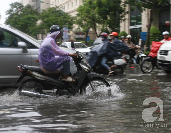 Mưa lớn, người dân Hà Nội vất vả vượt phố ngập 7