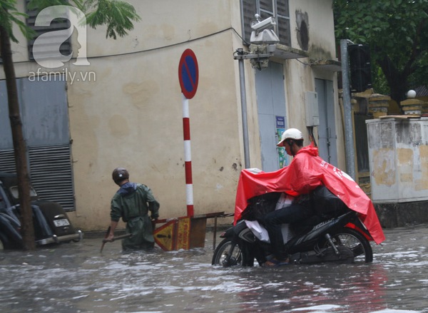 Mưa lớn, người dân Hà Nội vất vả vượt phố ngập 8