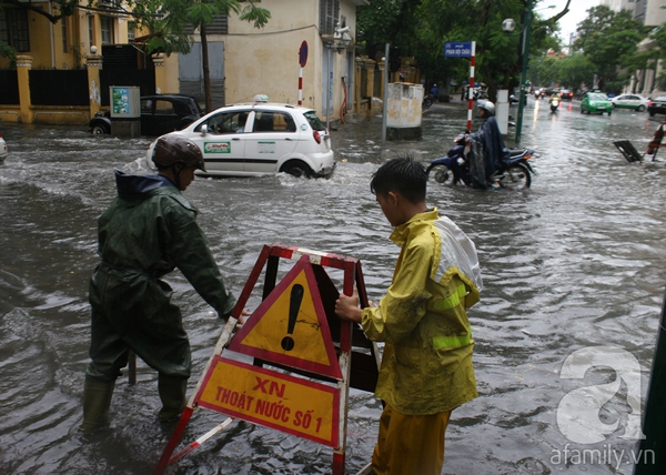 Mưa lớn, người dân Hà Nội vất vả vượt phố ngập 15