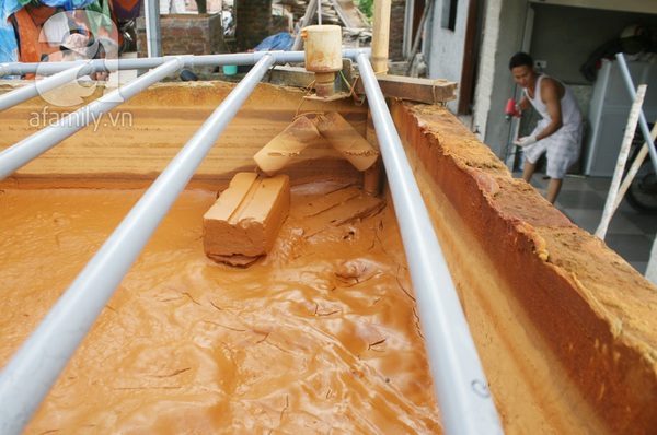 80 gia đ&igrave;nh sống bằng nước pha b&ugrave;n v&agrave;ng kh&egrave; ngay giữa H&agrave; Nội 1