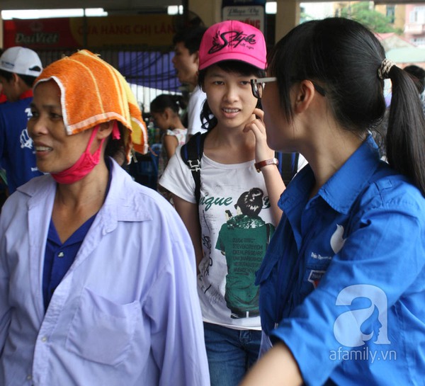 Thí sinh mang gà vịt, vài chục kg gạo... lên Hà Nội thi Đại học 11