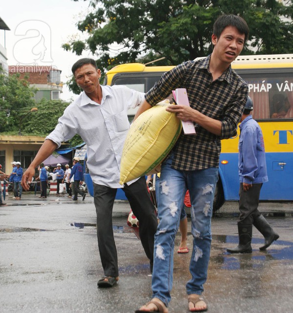 Thí sinh mang gà vịt, vài chục kg gạo... lên Hà Nội thi Đại học 7