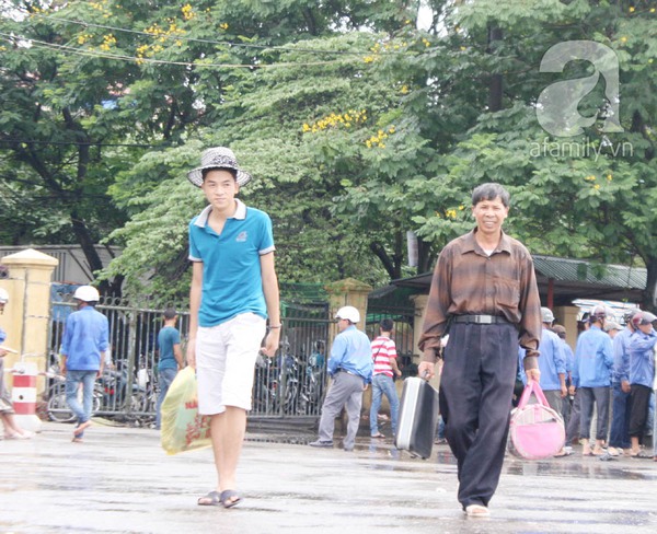 Thí sinh mang gà vịt, vài chục kg gạo... lên Hà Nội thi Đại học 3