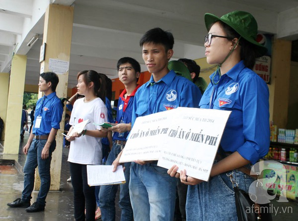 Thí sinh mang gà vịt, vài chục kg gạo... lên Hà Nội thi Đại học 13