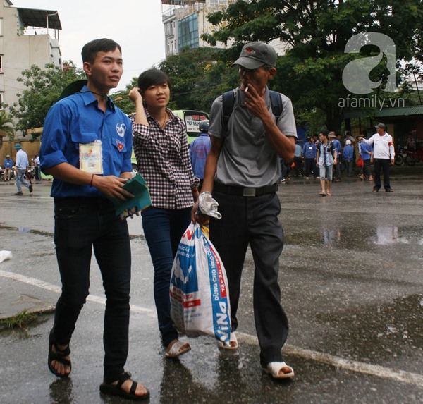 Thí sinh mang gà vịt, vài chục kg gạo... lên Hà Nội thi Đại học 8