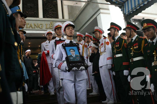 Những hình ảnh nghẹn ngào trong đám tang tiễn đưa 18 chiến sĩ 2