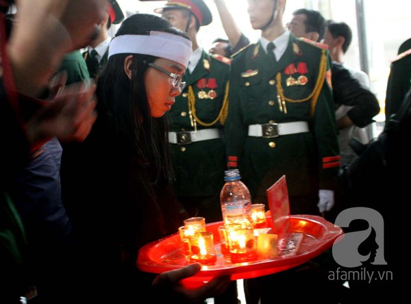 Những hình ảnh nghẹn ngào trong đám tang tiễn đưa 18 chiến sĩ 5