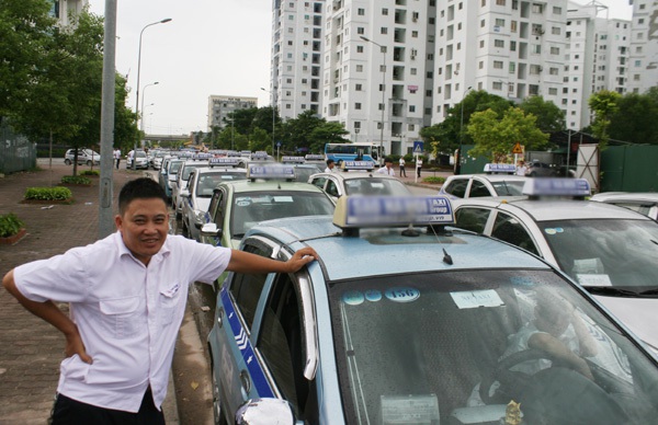 Taxi xếp hàng dài chờ dán tem chứng nhận 