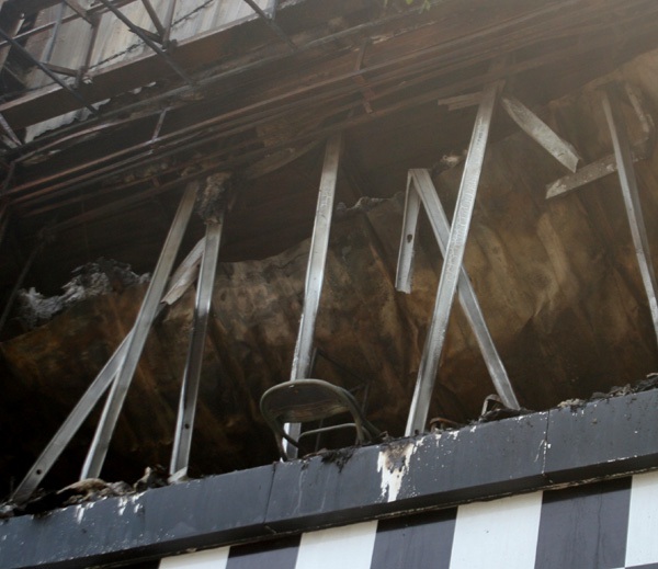 Hiện trường tan hoang của Luxury bar sau đám cháy kinh hoàng 6