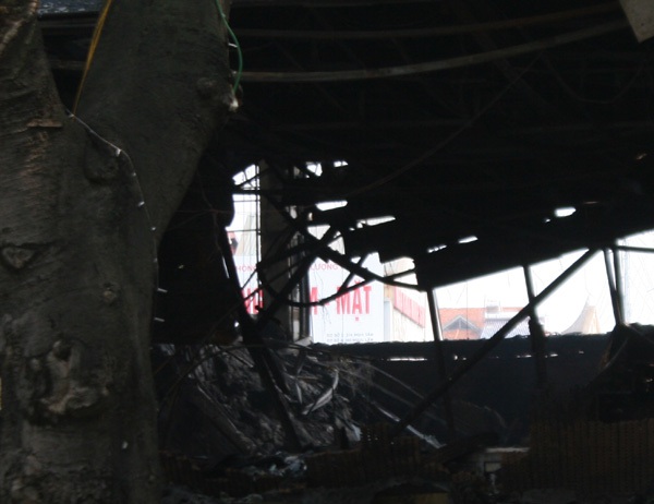 Hiện trường tan hoang của Luxury bar sau đám cháy kinh hoàng 16