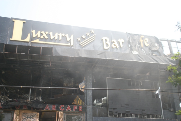 Hiện trường tan hoang của Luxury bar sau đám cháy kinh hoàng 23