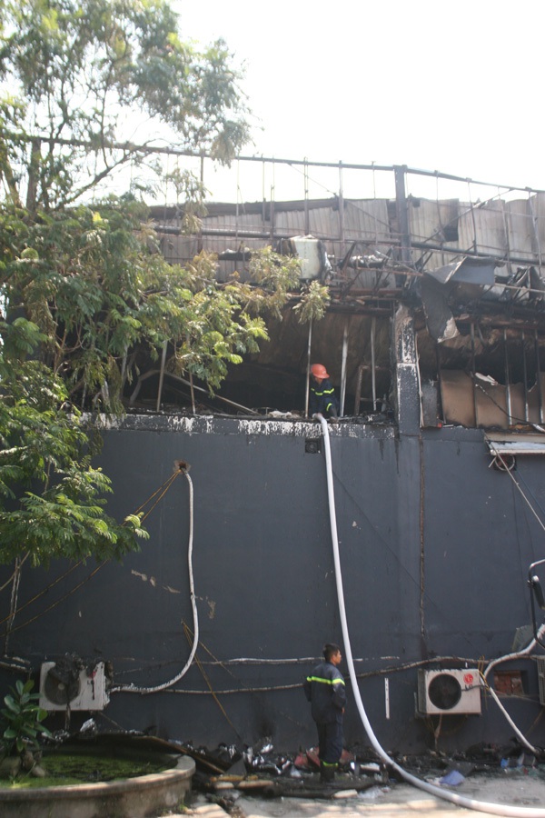 Hiện trường tan hoang của Luxury bar sau đám cháy kinh hoàng 21