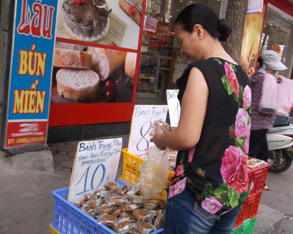 Một tháng sau rằm tháng 8, bánh Trung thu 5k vẫn tràn vỉa hè 2