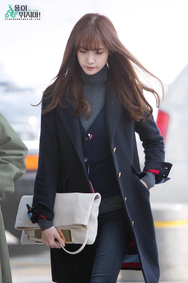 Diện &aacute;o kho&aacute;c che ch&acirc;n cong như Yoona SNSD