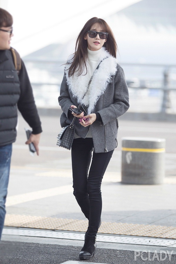 Diện &aacute;o kho&aacute;c che ch&acirc;n cong như Yoona SNSD
