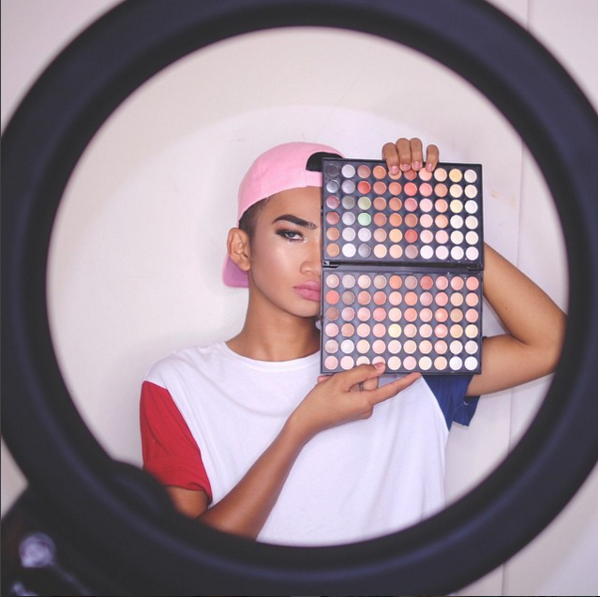 Những ch&agrave;ng trai trang điểm khiến ph&aacute;i đẹp cũng phải ngỡ ng&agrave;ng