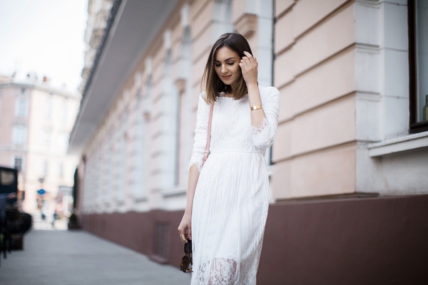 Diện đồ ren tới sở l&agrave;m
