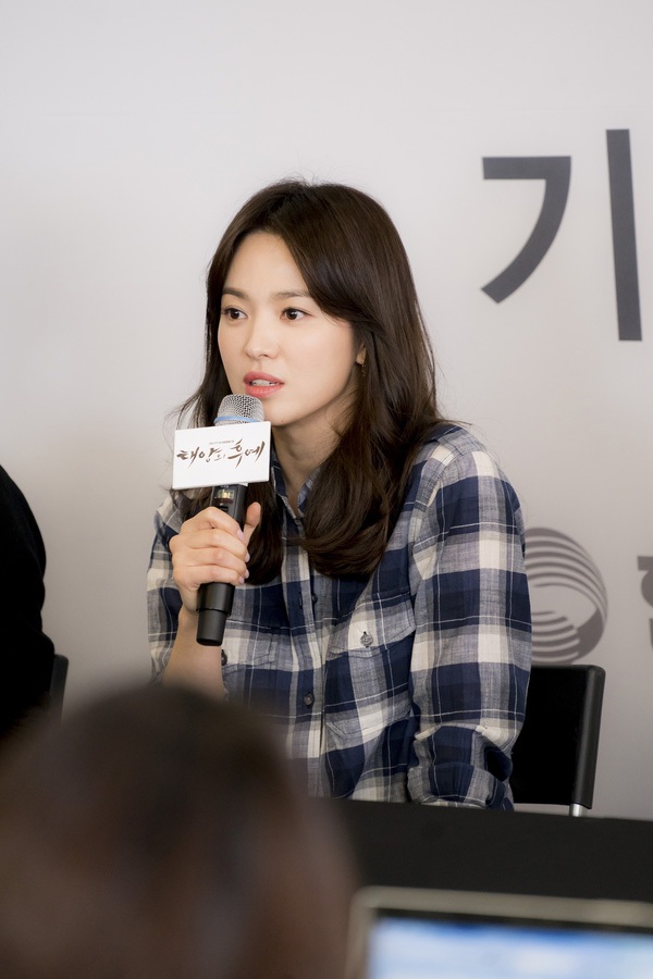 Song Hye Kyo: người đẹp chăm diện lại đồ cũ nhất showbiz Hàn