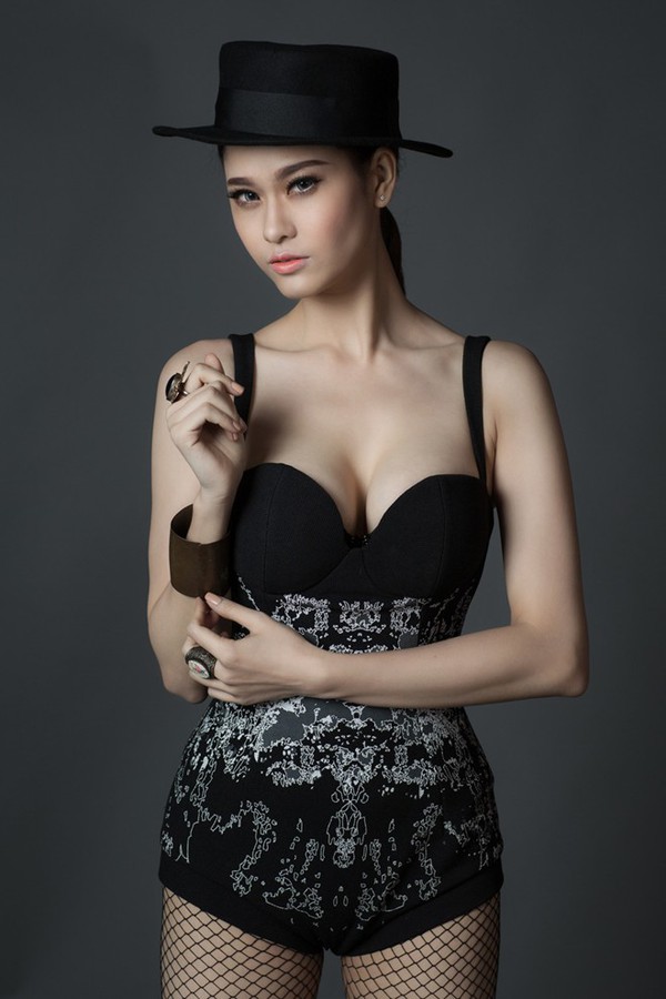 Những bà vợ sở hữu thân hình nóng bỏng nhất showbiz Việt