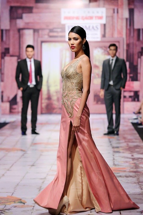 Hà Hồ - Phạm Hương - Lan Khuê: 3 HLV đọ trình catwalk điêu luyện tại The Face Việt