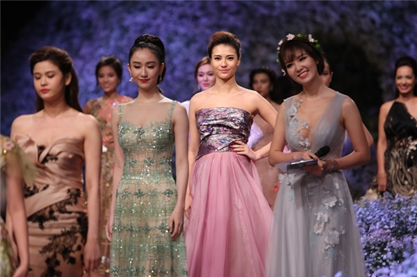 Không mình dây hay dáng chuẩn, sao Việt chuộng xu hướng bế con, ôm bụng bầu lên sàn catwalk