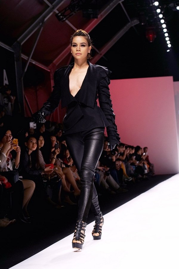 Hà Hồ - Phạm Hương - Lan Khuê: 3 HLV đọ trình catwalk điêu luyện tại The Face Việt