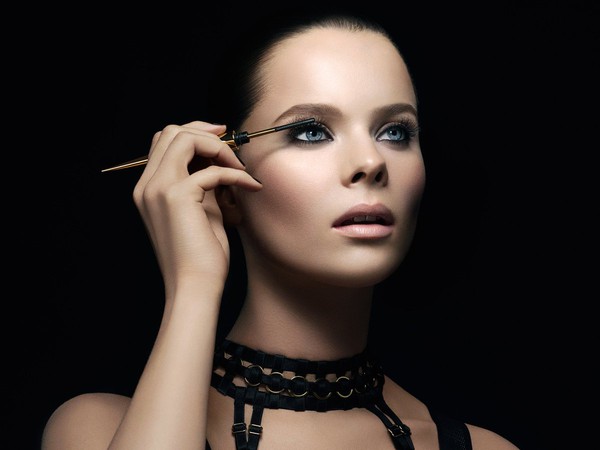 Chuốt mascara chỉ với… một thanh sắt, bạn có tin không?