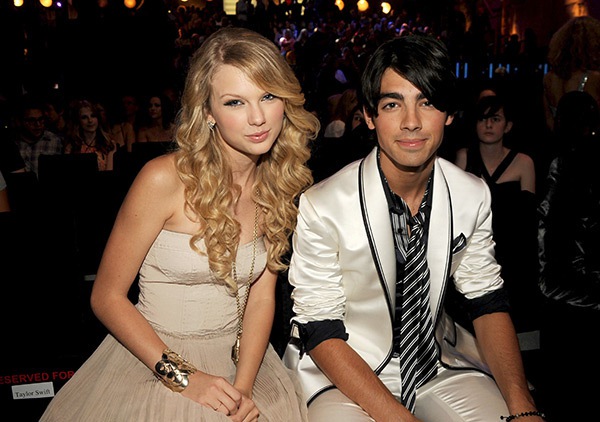 Gu thời trang của Taylor Swift thay đổi thế nào qua các thời kỳ bạn trai Gu thời trang của Taylor Swift thay đổi thế nào qua các thời kỳ bạn trai