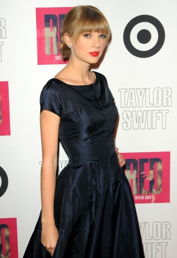 Gu thời trang của Taylor Swift thay đổi thế nào qua các thời kỳ bạn trai