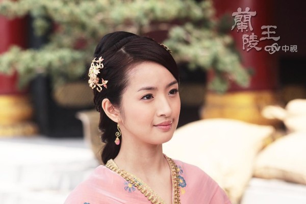 Những chiếc mũi d&agrave;i kh&aacute;c biệt của c&aacute;c kiều nữ ch&acirc;u &Aacute; 28