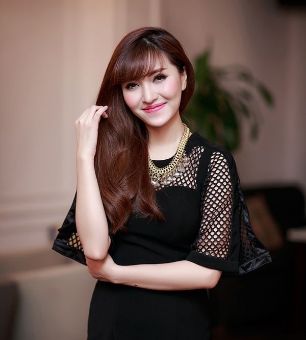 Những chiếc mũi d&agrave;i kh&aacute;c biệt của c&aacute;c kiều nữ ch&acirc;u &Aacute; 4