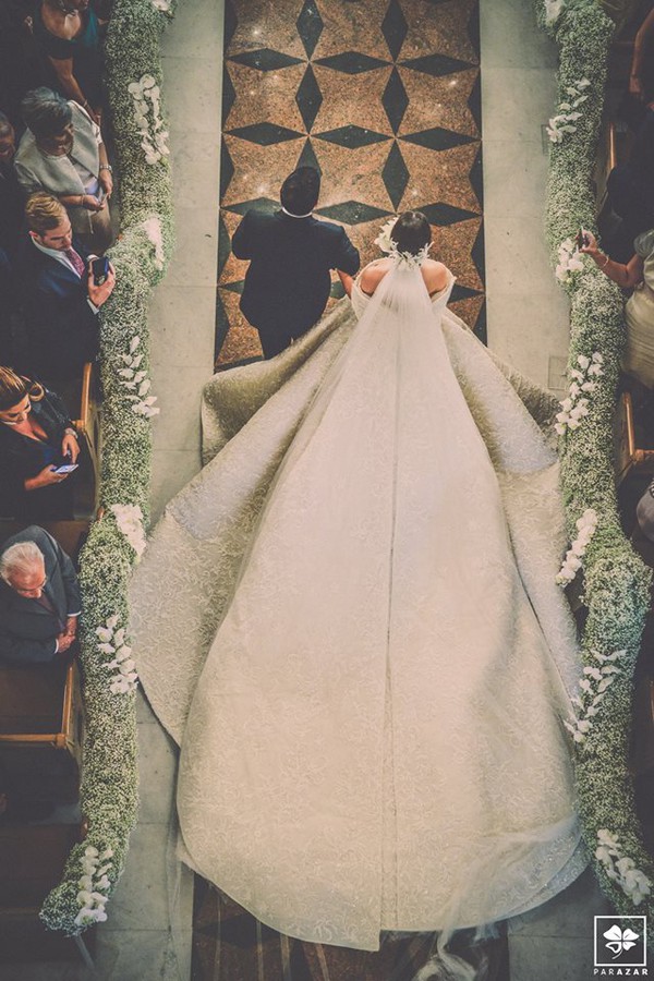 Choáng váng trước đám cưới phong cách hàng gia, cô dâu mặc váy dát toàn kim cương đá quý 