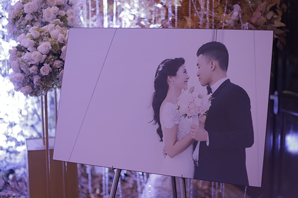 Xôn xao hình ảnh về đám cưới của nữ cơ trưởng Huỳnh Lý Đông Phương với chú rể không phải Trương Thế Vinh