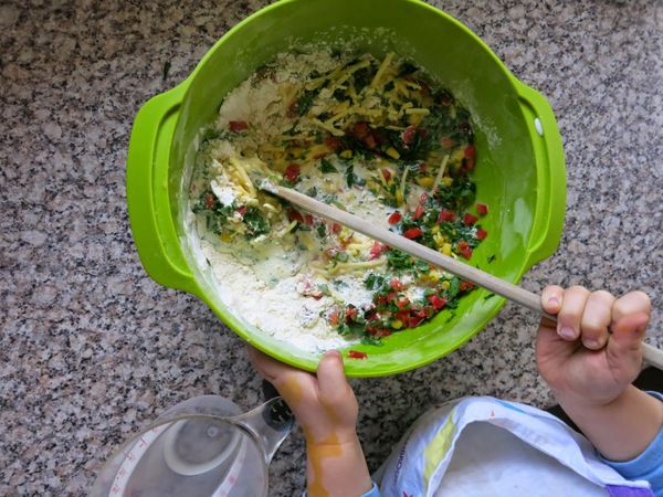 Chứng kiến một buổi dạy con 3 tuổi vào bếp của mẹ Tây 10