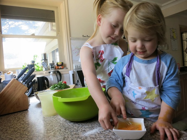 Chứng kiến một buổi dạy con 3 tuổi vào bếp của mẹ Tây 3