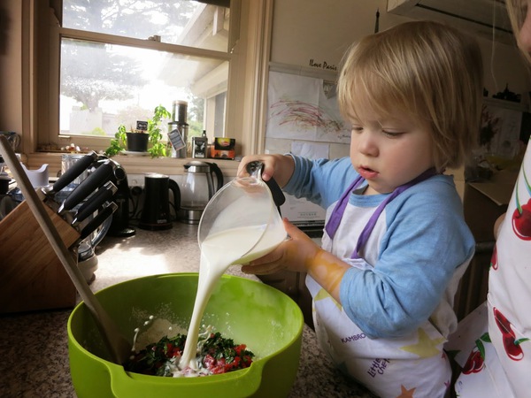 Chứng kiến một buổi dạy con 3 tuổi vào bếp của mẹ Tây 8