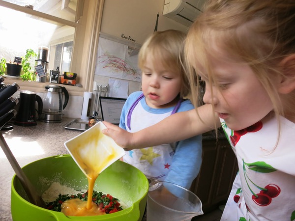 Chứng kiến một buổi dạy con 3 tuổi vào bếp của mẹ Tây 9