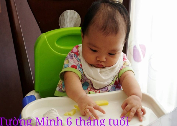 Tháng đầu tiên ăn dặm với BLW: con chỉ cầm thức ăn và... ném 7