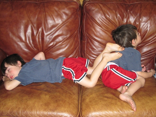 Kh&ocirc;ng thể nhịn cười với c&aacute;c tư thế ngủ 