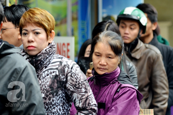 Xếp hàng mua bánh trưng