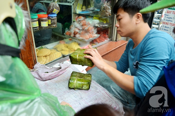 Xếp hàng mua bánh trưng