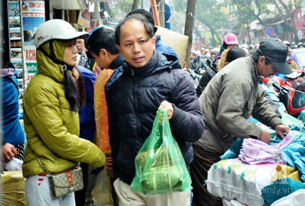 Xếp hàng mua bánh trưng