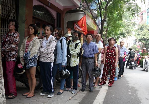 xếp hàng mua bánh trung thu