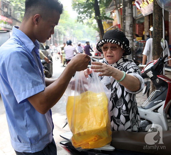 xếp hàng mua bánh trung thu